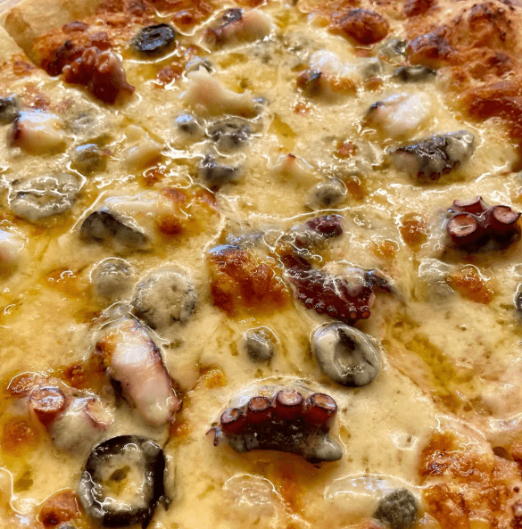 季節のPizza 『旬の地タコとブラックオリーブとケッパーのピッツァ〜生しょうゆ糀ソース〜』